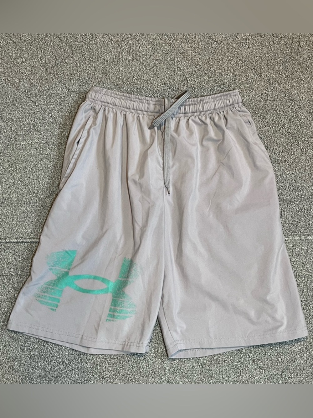 Under Armour Loose Fit Athletic Shorts Mens Size Large Gray Pockets Drawstring